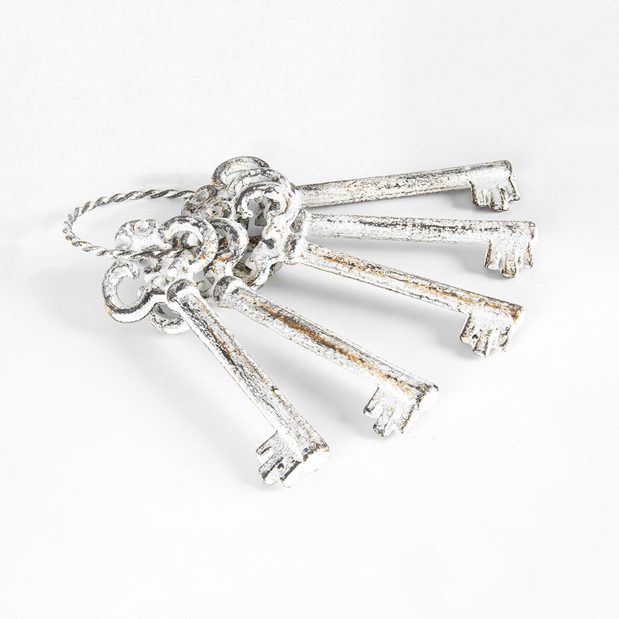 Willow &amp; Silk Vintage White 23cm Skeleton Keys Bunch Ornament