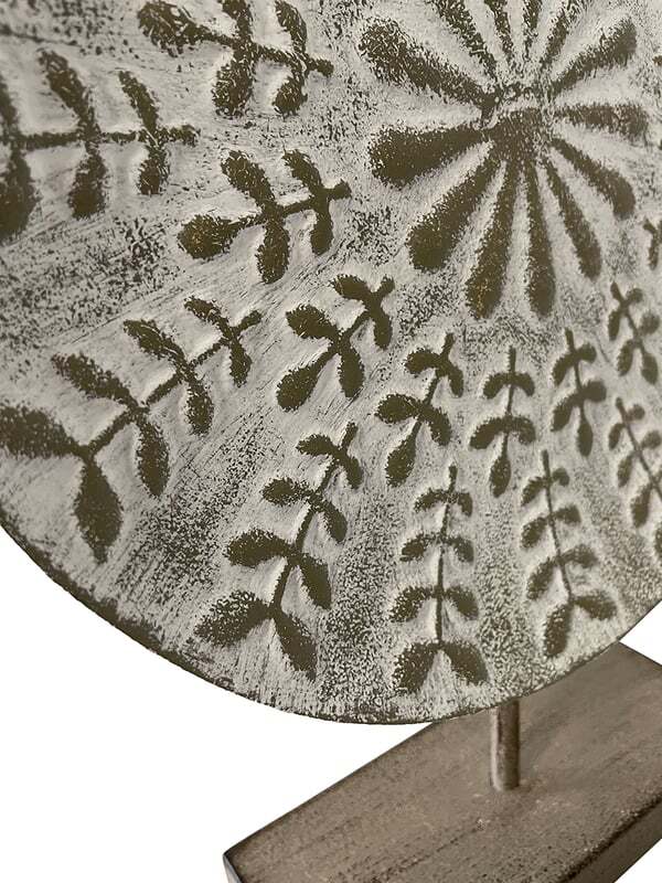 Willow &amp; Silk Metal 40cm White Round Leaves Plaque On Base Ornament