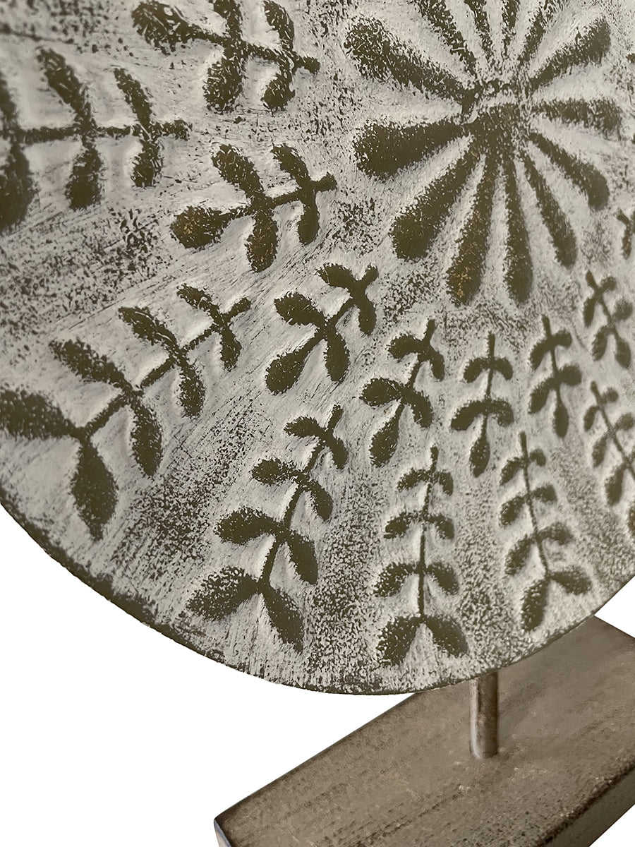Willow &amp; Silk Metal 40cm White Round Leaves Plaque On Base Ornament